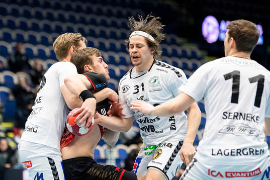 HK Malmös Otto Lagerquist hålls fast av Varbergs Jonathan