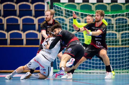 HK Malmös Kassem Awad håller fast Varbergs Morten Damgaard