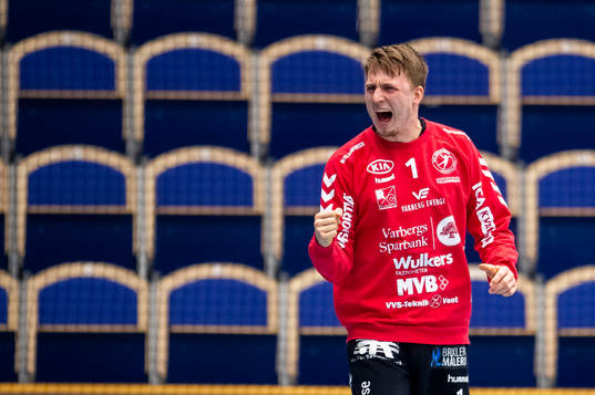 Varbergs målvakt Carl Aronius jublar