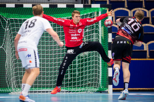 HK Malmös Magnus Persson och Varbergs målvakt Carl Aronius