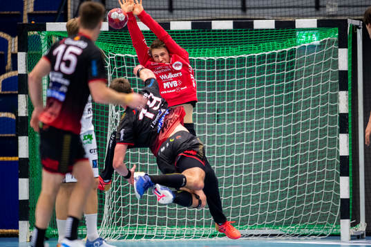 HK Malmös Otto Lagerquist och Varbergs målvakt Carl