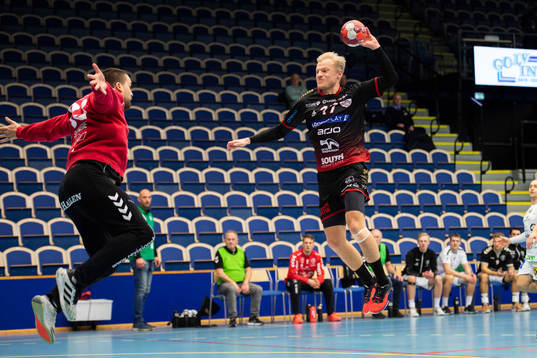 HK Malmös Hampus Jildenbäck och Varbergs målvakt Arturs