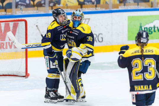 s Olivia Zafuto och målvakt Alba Gonzalo jublar