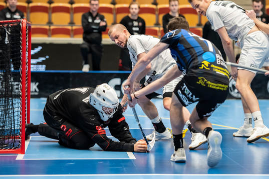 Helsingborgs Andreas Lindholm slår Pixbos målvakt Jon