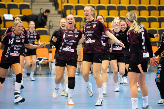 Lugis Maja Persson och Tilda Lilja jublar