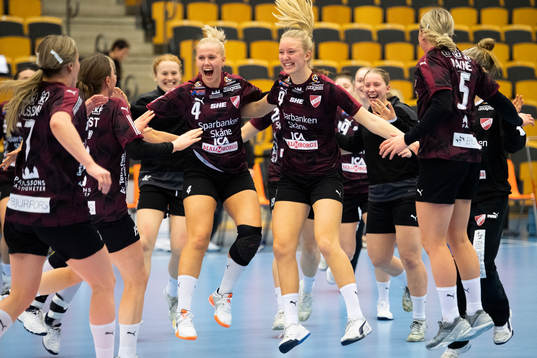 Lugis Maja Persson och Tilda Lilja jublar