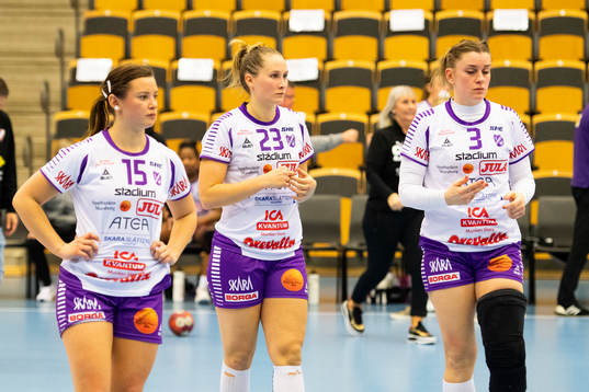 Skaras Emma Nävarp, Ida Holm och Sofia Berndtsson deppar