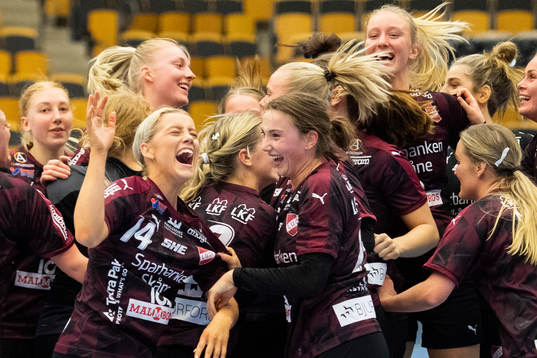 Lugis Laura Nielsen Hougard och Olivia Löfqvist jublar