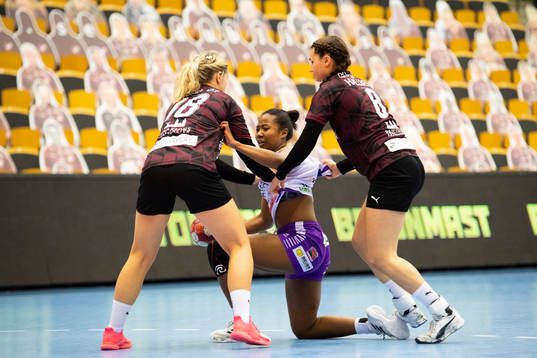Lugis Amanda Poulsen  och Ofelia Hallberg håller fast