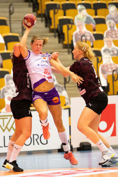 Skaras Ida Holm mellan Lugis Beatrice Nilsson och Tyra