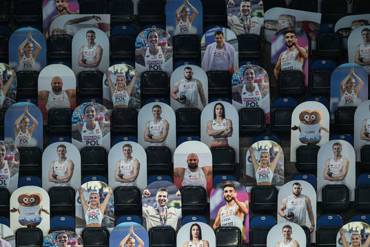 Fictive audience in the stands
