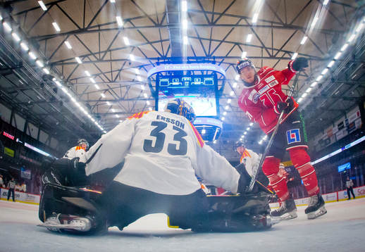 Örebros Borna Rendulic och Brynäs målvakt Samuel Ersson