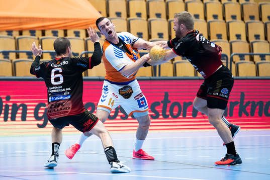 Kristianstads Teitur Einarsson mot HK Malmös Simon Nyberg