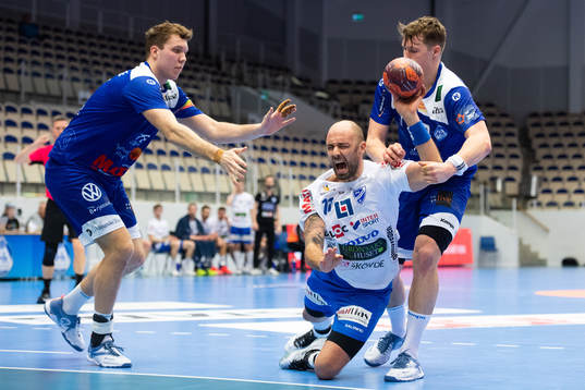 Skövdes Kristian Svensson stoppas av Alingsås Jacob