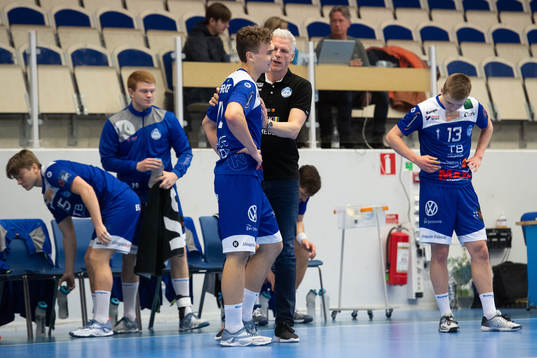 Hjalmar Macfie klappas om av tränare Mikael Franzén
