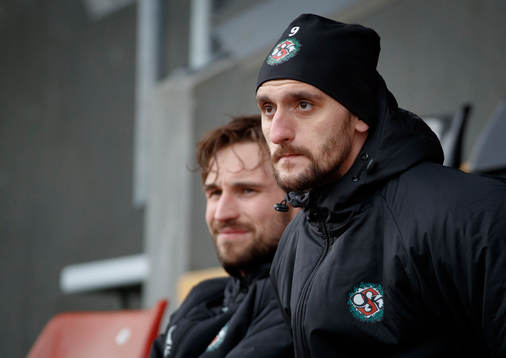 Örebros Agon Mehmeti på läktaren