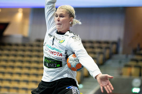 Sävehofs målvakt Sofie Börjesson räddar ett skott