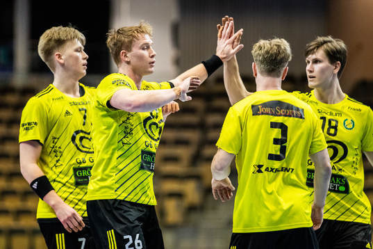 Sävehofs Jonathan Edvardsson jublar med lagkamrater