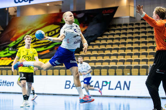 Hallbys Hallbys Oskar Hedvall och Sävehofs målvakt Simon