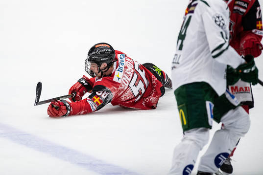 Malmö Redhawks Anton Olsson ligger på isen