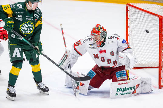 Björklövens Pontus Andreasson framför Modos målvakt
