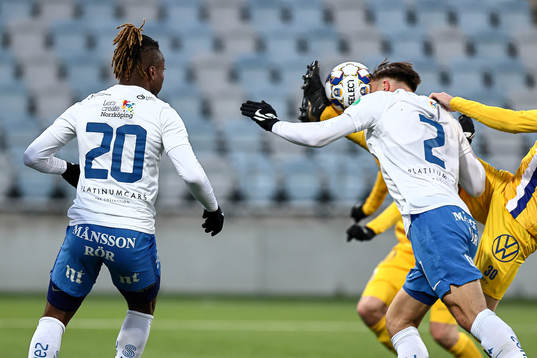 IFK Norrköpings Henrik Castegren blir sparkas av IFK