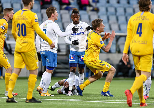 IFK Norrköpings Samuel Adegbenro ligger och IFK Göteborgs