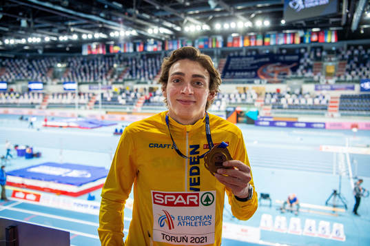 Armand Duplantis of Sweden with the gold medal