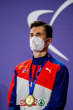 Jakob Ingebrigtsen of Norway with the gold medal at the