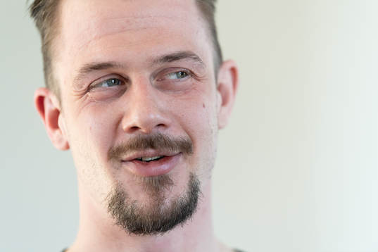 F.d fotbollsmålvakten Erik Dahlin blir intervjuad i sitt