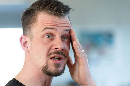 F.d fotbollsmålvakten Erik Dahlin blir intervjuad i sitt
