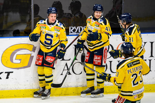 Södertäljes Rasmus Kahilainen (v) jublar