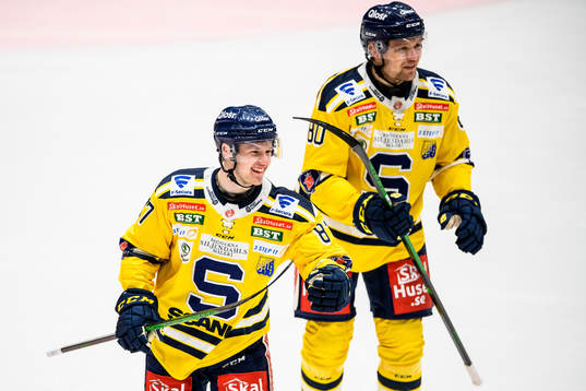 Södertäljes Hugo Gustafsson (v) jublar