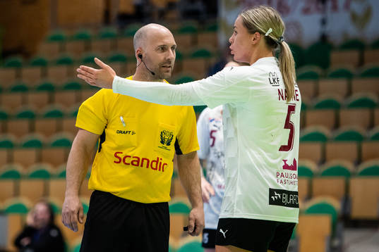 Domare Niclas Persson i samtal med Lugis Emma Navne