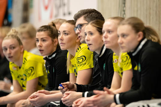 Sävehofs tränare Rasmus Overby pratar med Linnea