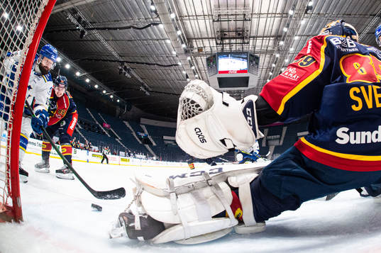 Leksands Otto Paajanen gör 0-1 bakom Djurgårdens målvakt