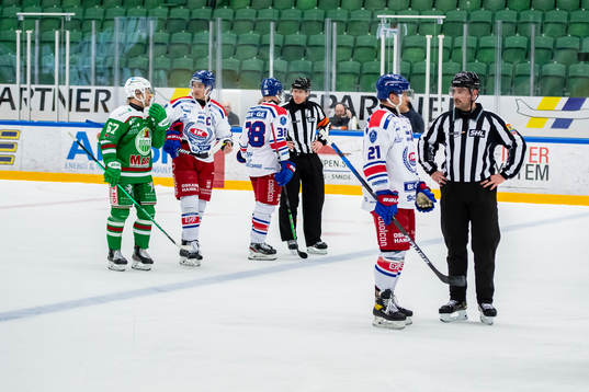 Oskarshamns Nichlas Torp och Brian Cooper i diskussion med