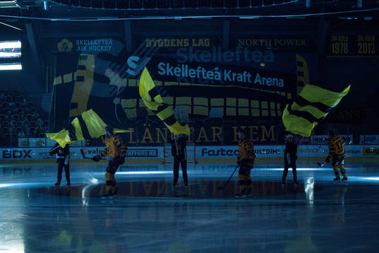 Tifo med texten ”Vi längtar hem” före ishockeymatchen