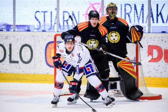 Linköpings Patrik Lundh oroar framför Brynäs Tomi