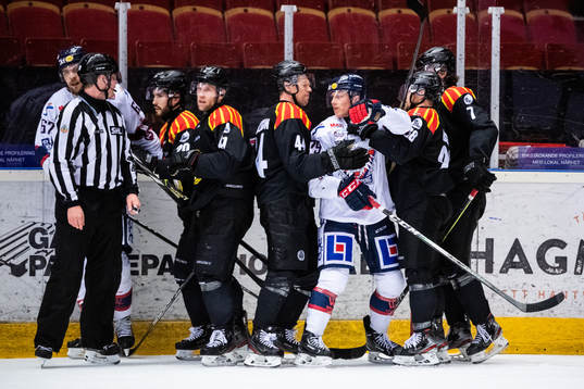 Brynäs Nicklas Danielsson och Linköpings Patrik Lundh i