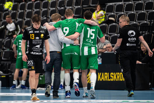 Hammarbys Nicklas Andreasson får hjälp av planen