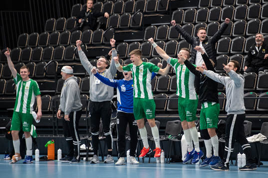 Hammarbys Ludvig Lindberg jublar på bänken