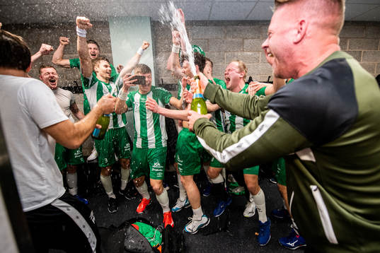 Hammarbys spelare jublar i omklädningsrummet
