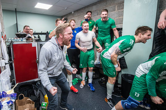 Hammarby assisterande tränare Kalle Matsson jublar