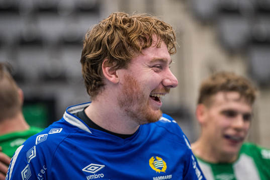 Hammarbys målvakt Alexander Holmberg jublar