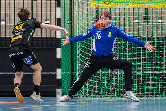 Karlskronas Jesper Sivertsson  och Hammarbys målvakt