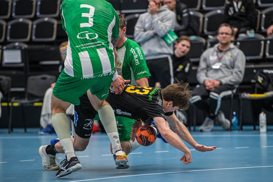 Karlskronas Jesper Sivertsson  stoppas av Hammarbys Kevin