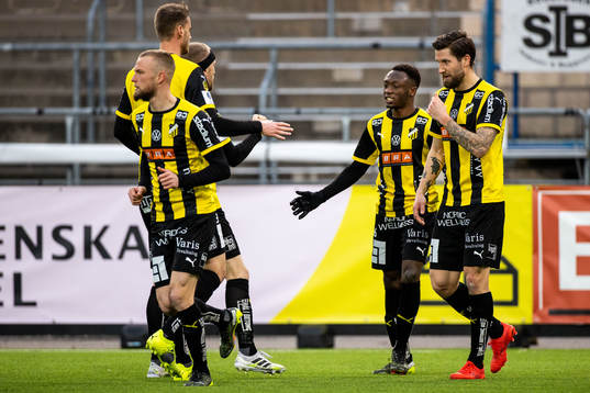 Häckens Benie Adama Traore jublar med lagkamrater