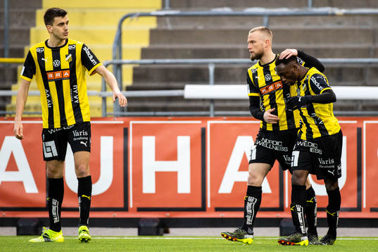 Häckens Alexander Faltsetas och Benie Adama Traore jublar