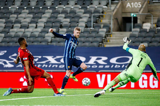 Djurgårdens Kalle Holmberg gör 1-0 bakom Östersunds